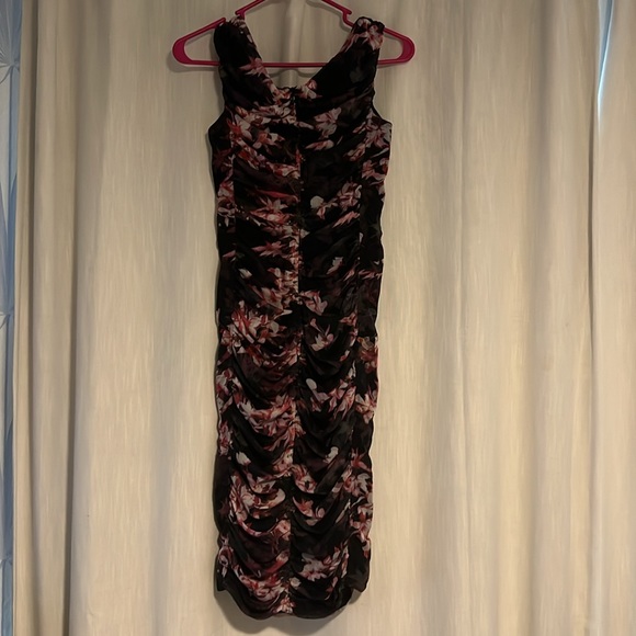 Black Halo Yasmin floral v neck shirted mesh dress - Picture 4 of 8